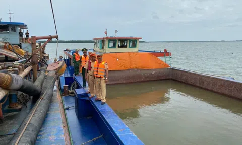 Tạm giữ 17 đối tượng liên quan 5 tàu khai thác, vận chuyển hơn 2.400 m3 cát