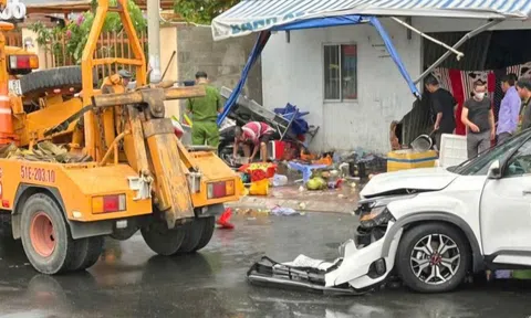 Ô tô tông văng xe máy rồi lao vào nhà dân, 2 người thương vong