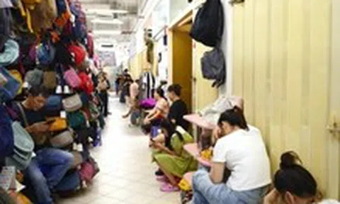'Hàng hiệu' ở Saigon Square tiếp tục mất dấu, tiểu thương vừa bán vừa canh... đoàn kiểm tra