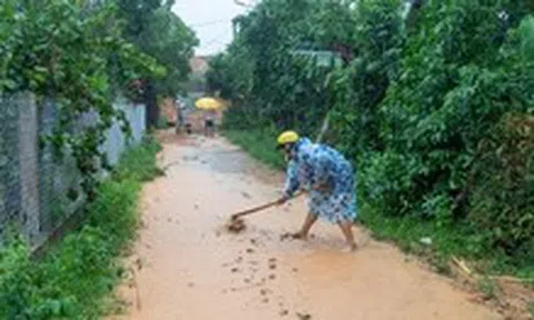 Bùn đất từ cao tốc Vạn Ninh - Cam Lộ theo nước mưa ập vào nhà dân