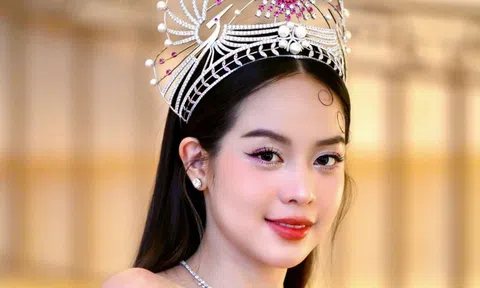 Thanh Thủy trước khi trao lại vương miện