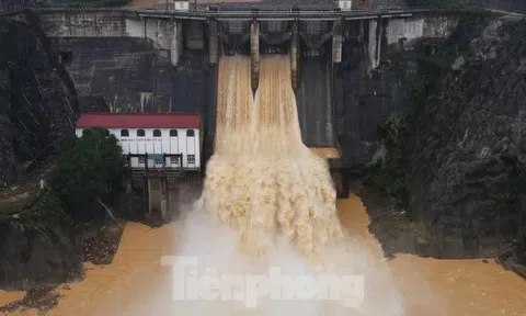 Mưa lớn, nhiều hồ chứa thủy điện Hà Tĩnh đồng loạt xả tràn