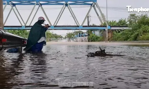 Nước sông ở Đà Nẵng dâng cao, tràn lên đường