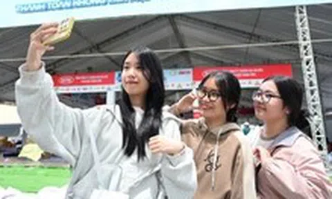 Hối hả trước giờ G, phố đi bộ Nguyễn Huệ sẵn sàng cho đại tiệc 'Ngày không tiền mặt'
