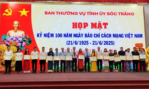 Phóng viên Báo Tiền Phong nhận bằng khen của Chủ tịch tỉnh Sóc Trăng