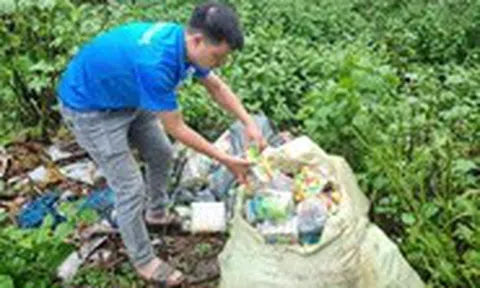 Chống buôn lậu, hàng giả 13-6: Bánh kẹo, đồ chơi trẻ em bị bỏ đống