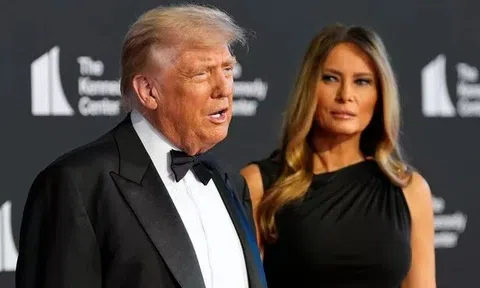 Phớt lờ sự phản đối, ông Trump cùng bà Melania dự thảm đỏ