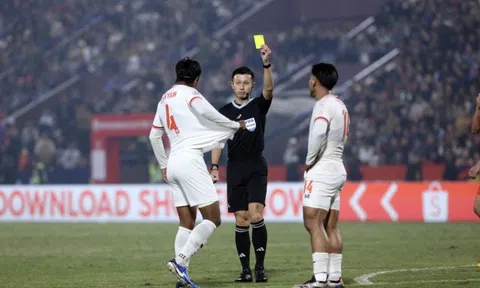 Lộ danh tính 2 trọng tài Nhật Bản được VPF thuê bắt cặp cầu 'đinh' vòng 25 V-League