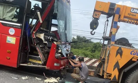 Tai nạn liên hoàn, lơ xe khách thoát chết nhờ ra sau kiểm vé