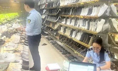 Hà Nội: Tạm giữ 2.570 sản phẩm tại cửa hàng giày dép thời trang trên phố Cầu Giấy