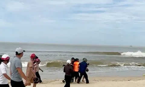 Quảng Bình: Hai vợ chồng mất tích trên sông Dinh, thi thể người chồng trôi dạt trên biển