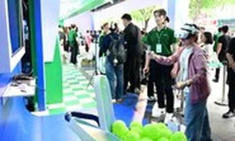 Bạn trẻ hào hứng trải nghiệm thành phố số tại Lễ hội không tiền mặt 2025
