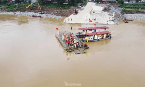 Hình ảnh bộ đội dùng phà quân sự đưa người dân qua sông Hồng