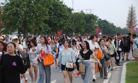 Biển người đổ về Hưng Yên