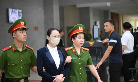 Cảnh sát dẫn giải nhóm cựu lãnh đạo Tập đoàn FLC, HOSE đến tòa phúc thẩm