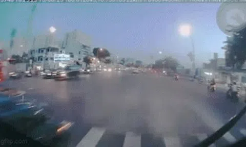[Clip] Camera hành trình ghi lại cảnh xe Jeep đâm loạt xe máy, tông 2 mẹ con tử vong
