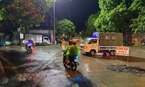 Đường tại thành phố Hòa Bình nứt gãy sau mưa lớn, tạm thời cấm đường