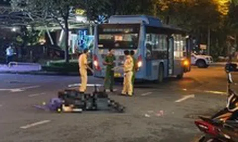 Va chạm với xe buýt, người phụ nữ đi xe máy tử vong ở quận 1