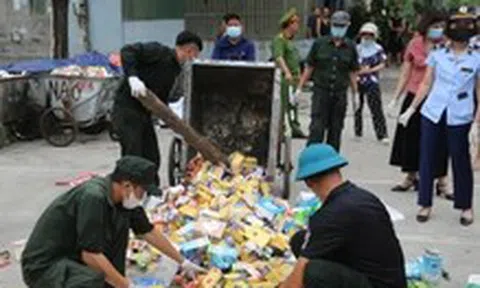Phát hiện hàng nghìn hộp siro, yến sào, đông trùng hạ thảo... vứt ngoài bãi rác