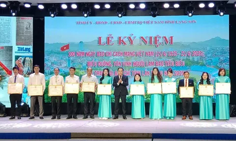 Phóng viên Tiền Phong nhận bằng khen của tỉnh Lạng Sơn, Thái Nguyên