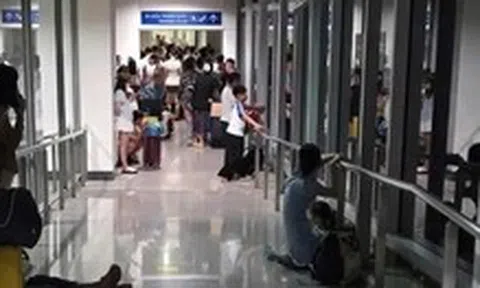 Sân bay Tân Sơn Nhất báo cáo vụ đoàn khách bị 'mắc kẹt' lúc rạng sáng: Do phối hợp chưa chặt chẽ