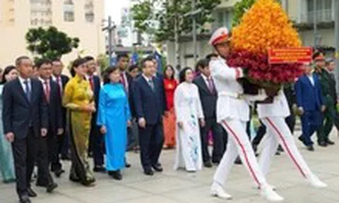 Lãnh đạo TP.HCM dâng hoa tưởng niệm Chủ tịch Hồ Chí Minh nhân kỷ niệm 100 năm Ngày Báo chí Việt Nam