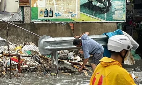 TPHCM mưa lớn kéo dài, người dân vất vả vì nhiều nơi ngập sâu