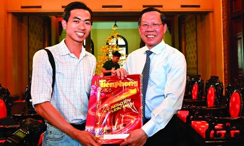 Hạnh phúc người viết báo - tặng báo