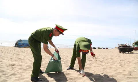Hàng trăm cán bộ, chiến sĩ chung tay làm sạch bãi biển Cửa Lò