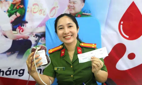 Bệnh viện ‘cạn’ máu, hơn 100 cán bộ, chiến sĩ Công an Nghệ An trao giọt máu nghĩa tình