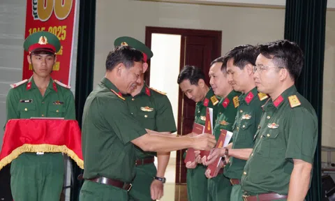 Công bố quyết định giải thể ban chỉ huy quân sự cấp huyện tại Huế
