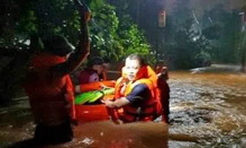 Thái Nguyên ngập sâu vì mưa lớn, dân leo lên mái nhà cầu cứu