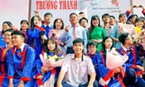 Lễ tri ân tại Trường THPT Nguyễn Thị Diệu: Cha mẹ không thể làm thay các em mãi