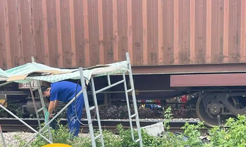 Người đàn ông đi xe máy tử vong khi cố băng qua đường sắt