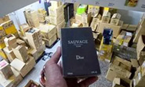 Cận cảnh kho hàng hơn 10.000 chai nước hoa Chanel, Bvlgari, Dior... giả, Công an TP.HCM vừa thu giữ