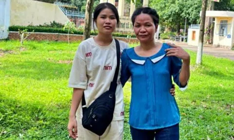 Đeo bảng đi tìm mẹ suốt 3 tháng giữa TPHCM, cô gái 18 tuổi vỡ òa khi đoàn tụ