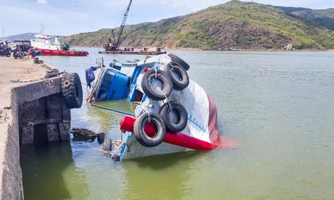 Tàu lật ở cầu cảng Quy Nhơn, 50 tấn hàng chìm xuống nước