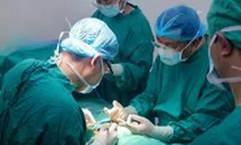 Phẫu thuật cho 2 bé trai ở Đà Lạt bị vùi dương vật bẩm sinh