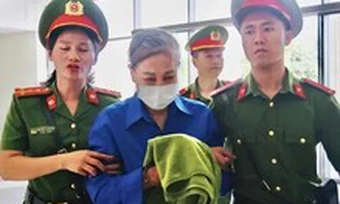 Hình ảnh cựu bí thư Tỉnh ủy Vĩnh Phúc Hoàng Thị Thúy Lan và các bị cáo vụ án Phúc Sơn đến tòa