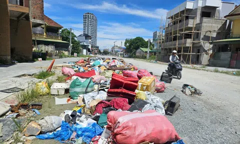 Rác thải ngổn ngang, tràn ra lòng đường trung tâm thành phố ở Nghệ An