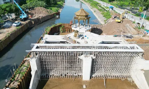 Nhiều công trường thi công vẫn ‘chặn’ dòng chảy sông Tô Lịch mùa mưa lũ