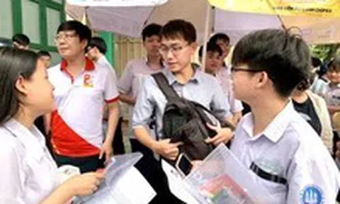 Thầy cô túc trực tại điểm thi tốt nghiệp THPT 'tiếp sức' học trò