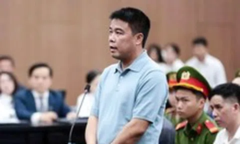 Phó tổng giám đốc Phúc Sơn khai chỉ học lớp 6, 'chuyên trách' đi đổi tiền đô cho ông Hậu hối lộ