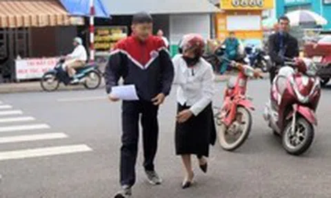 Học trò suýt trễ thi, cô giáo tất tả chạy đi đón, bỏ luôn xe ngoài đường