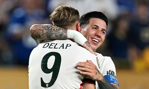 Chelsea thắng đậm nhưng vẫn mất ngôi đầu phút cuối