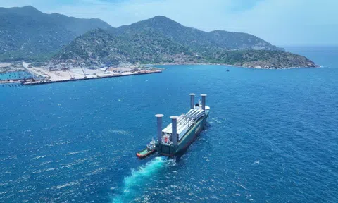 Cảng quốc tế Trung Nam Cà Ná lần đầu đón tàu chở tuabin gió