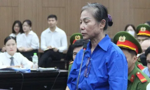 Cựu Bí thư Hoàng Thị Thúy Lan khóc khi thấy một nửa số bị cáo từng là lãnh đạo của Vĩnh Phúc