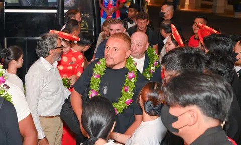 Hai huyền thoại bóng đá Wes Brown và Teddy Sheringham đến Đà Nẵng