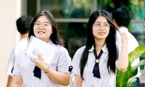Thí sinh vui vẻ vì đề thi văn tốt nghiệp THPT 2025 nhẹ nhàng