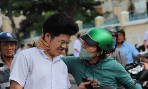 Sỹ tử, thầy chùa, chiến sỹ... những khoảnh khắc lặng người trong mùa thi tốt nghiệp